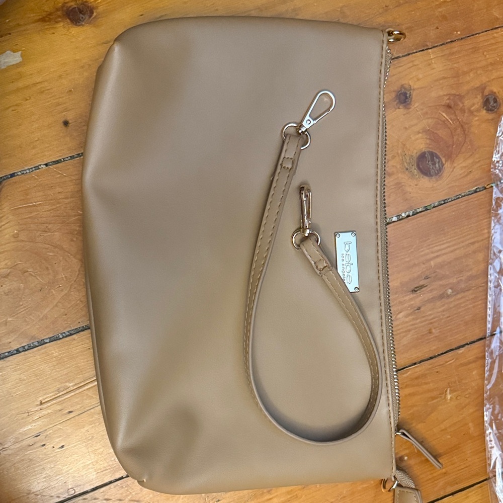 Bebe Los Angeles Neutral Tan Wristlet Clutch – women bag new without tags